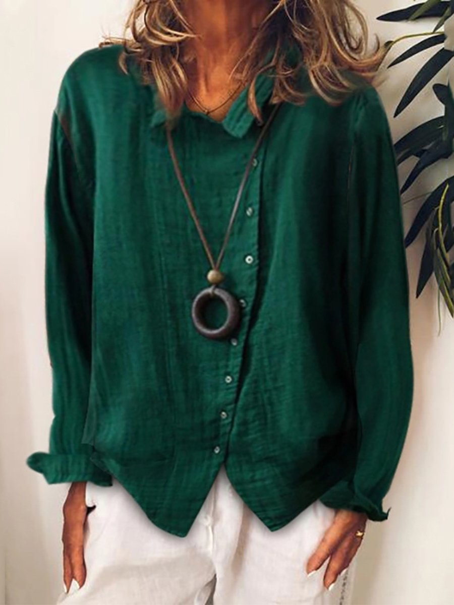 Damebluse med knapper og faldende krave