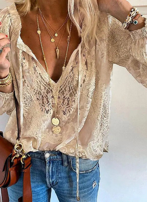 Elegant boho-bluse med cutout-halsudskæring