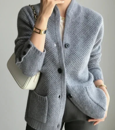 Kabelstrikket cardigan med knapper til damer
