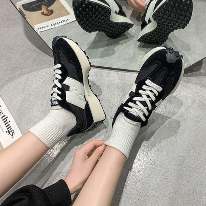Sneakers med snørebånd, spids tå og skridsikker sål