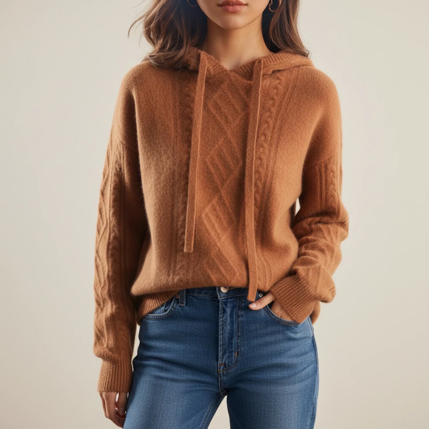 Behagelig kabelstrikket sweater med hætte til damer