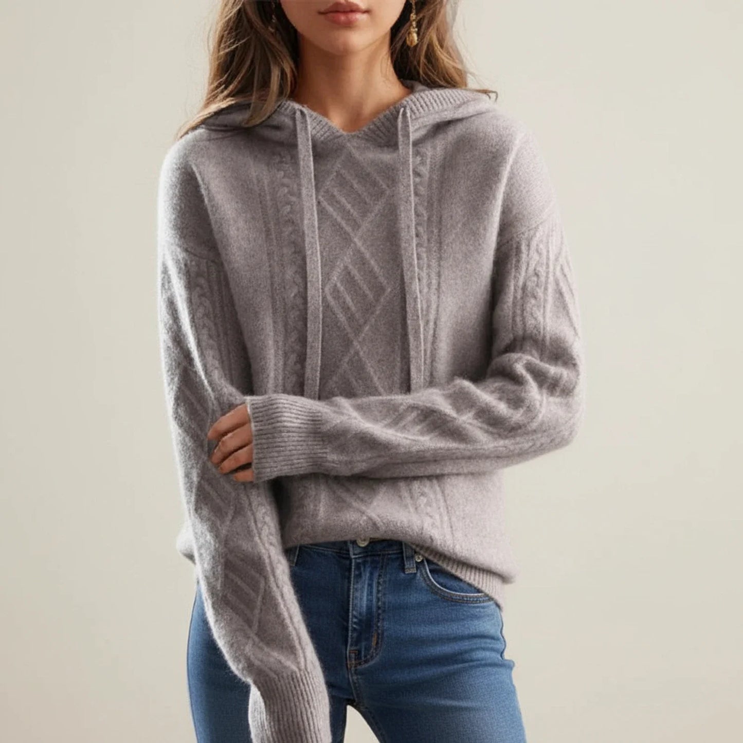 Behagelig kabelstrikket sweater med hætte til damer