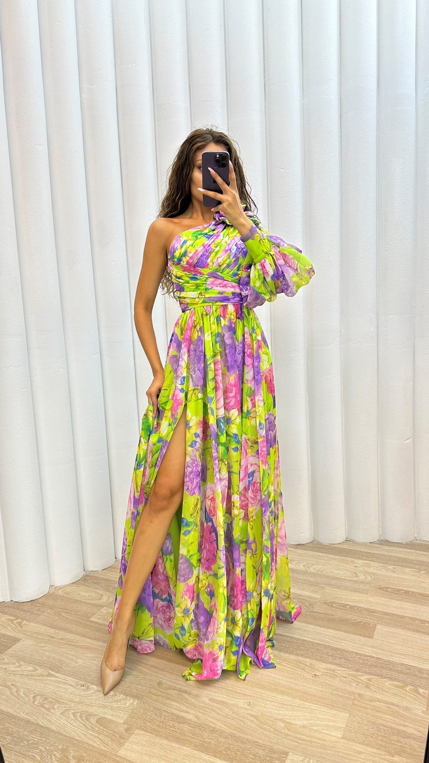 Blomstret one-shoulder maxikjole til damer