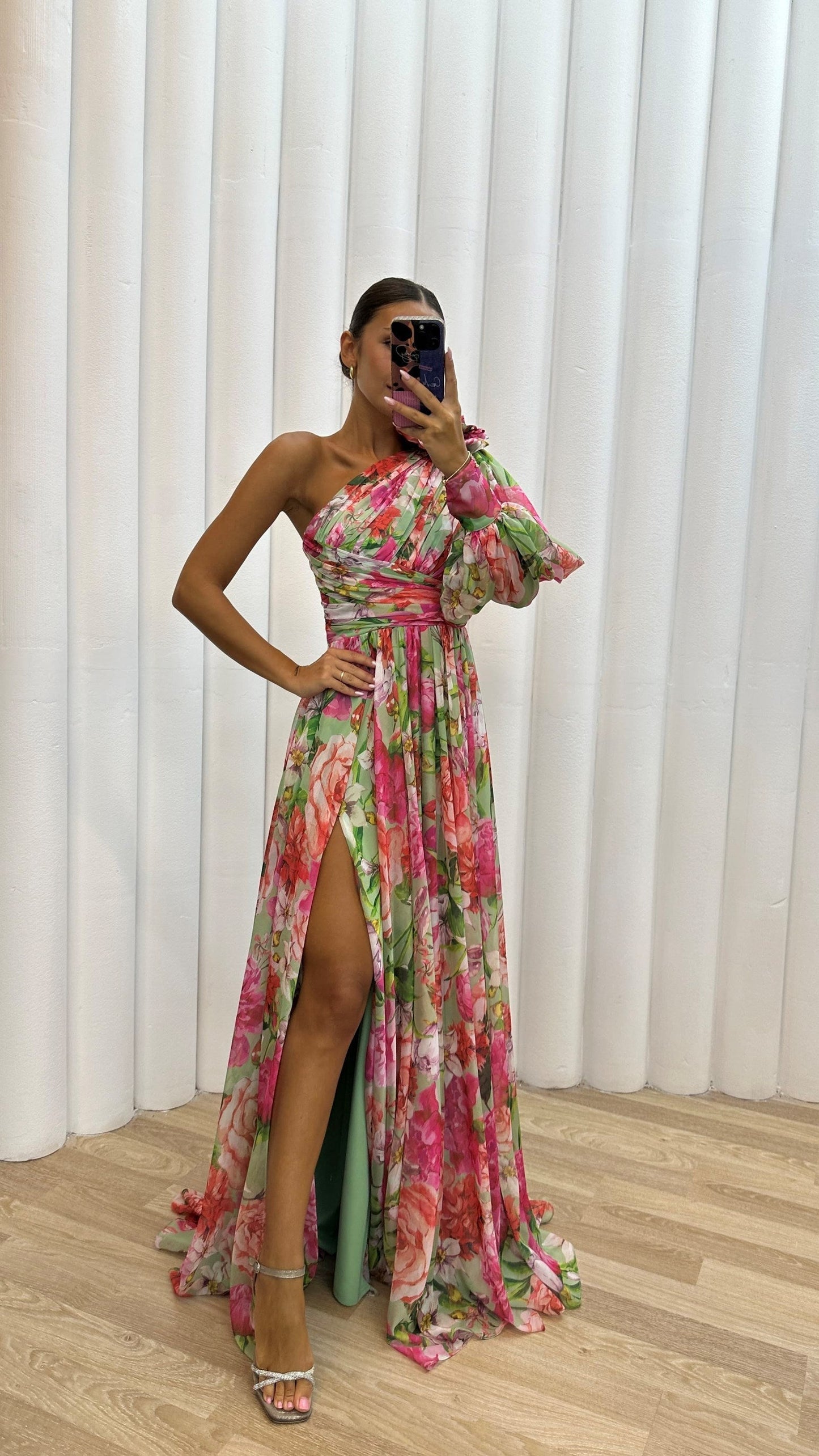Blomstret one-shoulder maxikjole til damer