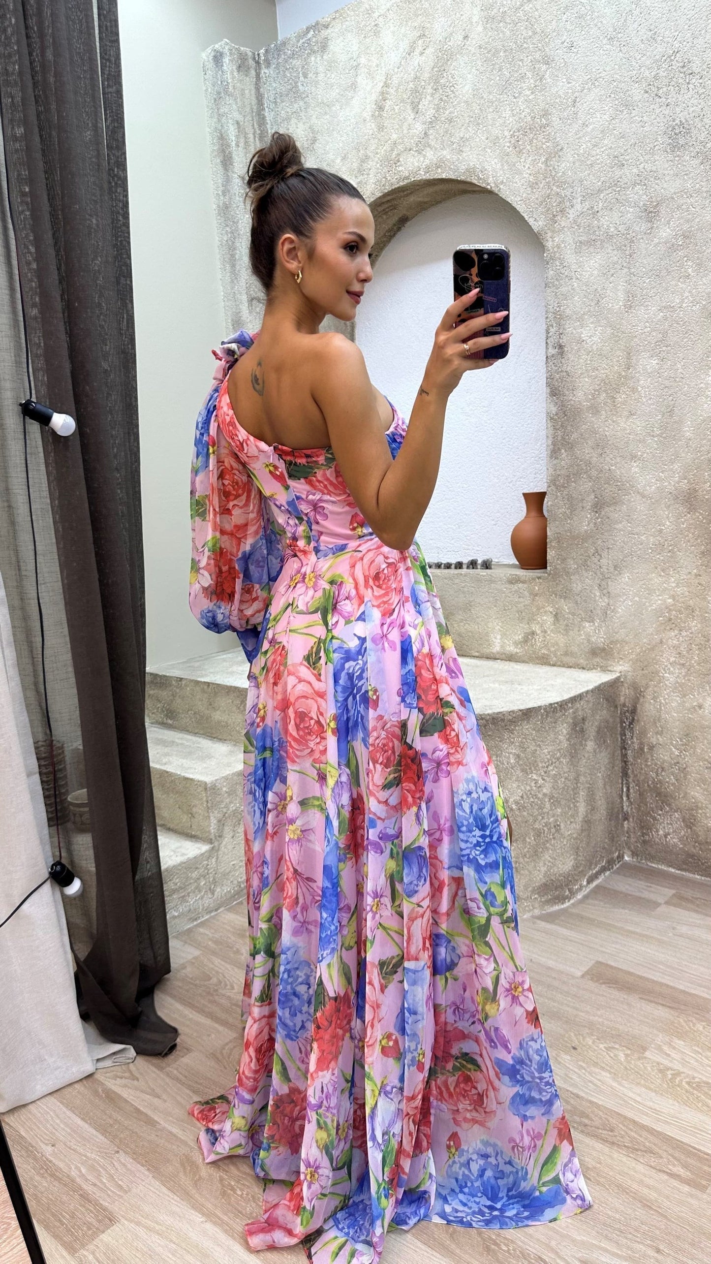 Blomstret one-shoulder maxikjole til damer