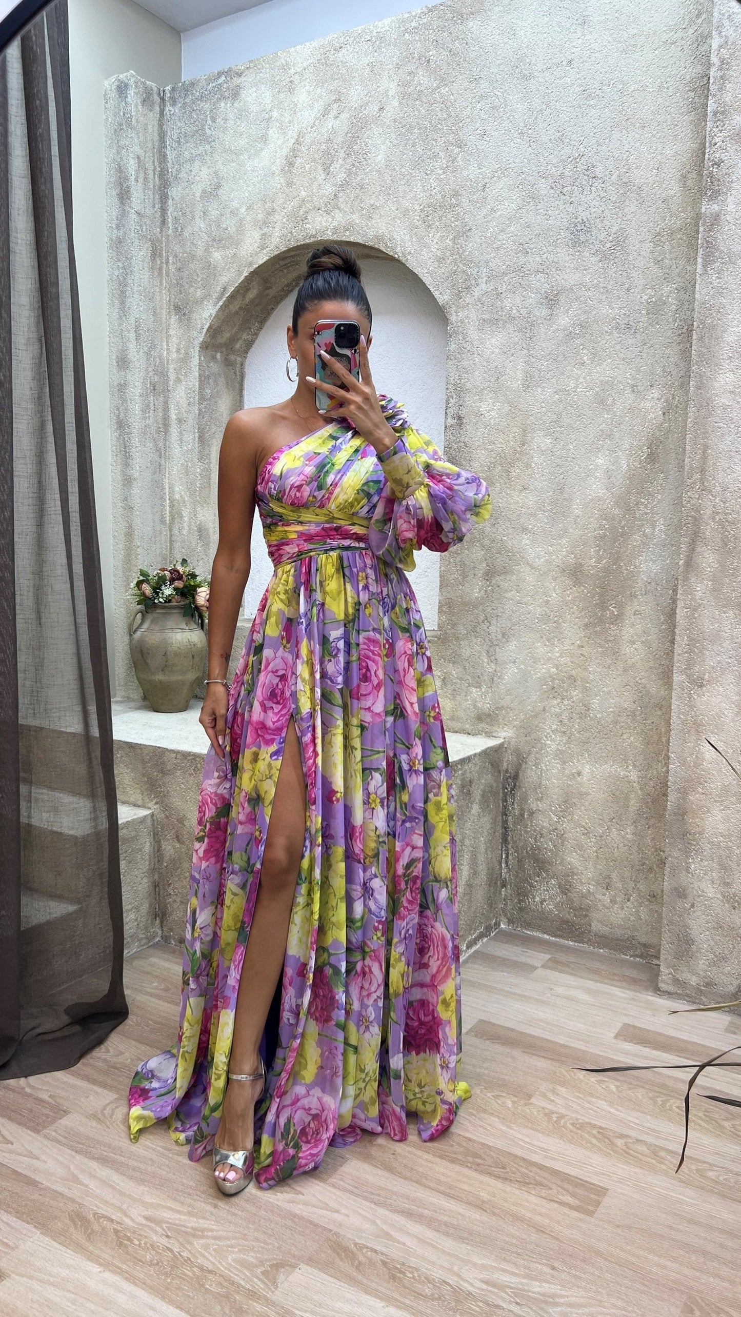 Blomstret one-shoulder maxikjole til damer