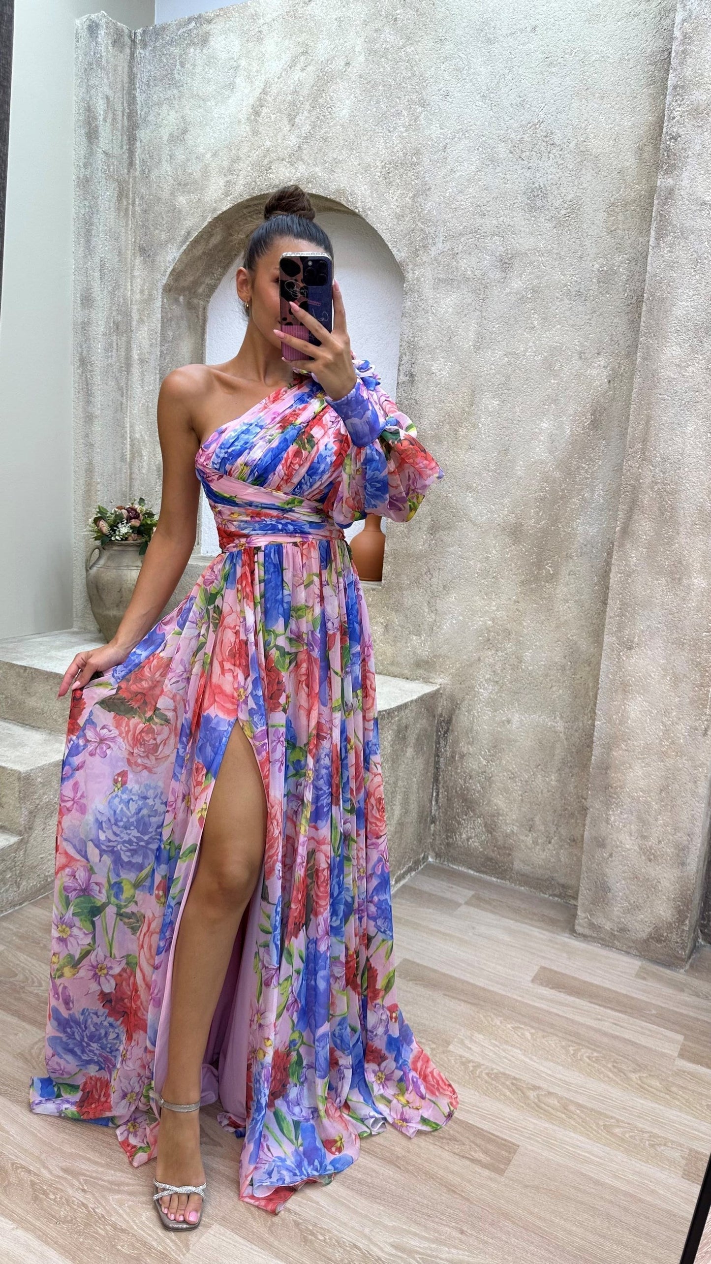 Blomstret one-shoulder maxikjole til damer