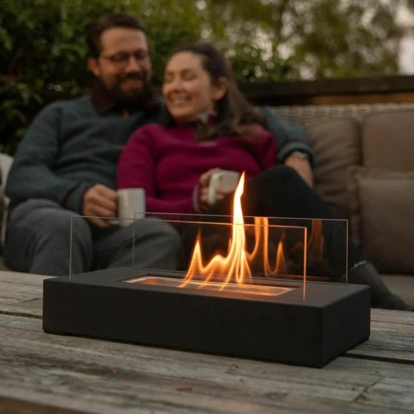 Bordslampe og bioethanol-bordpejs i moderne design