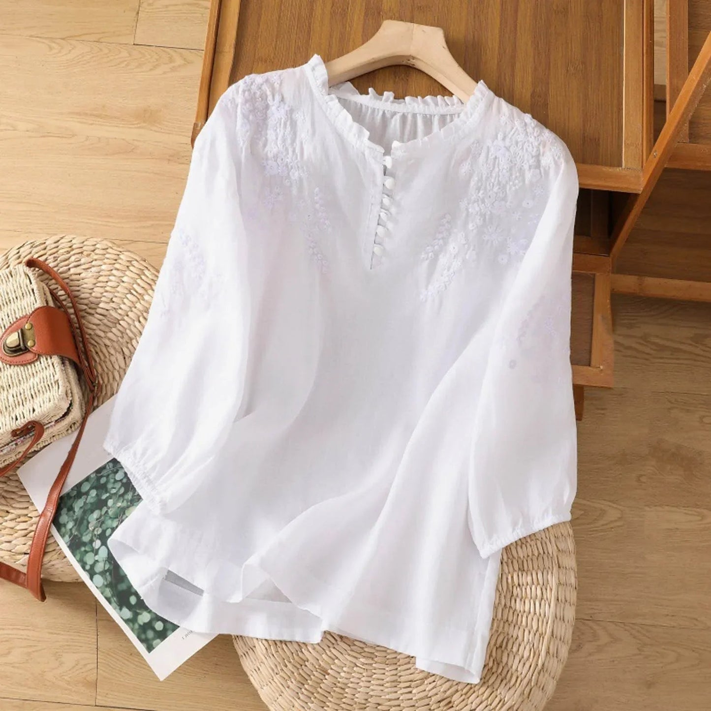 Broderet damebluse med 3/4-ærmer