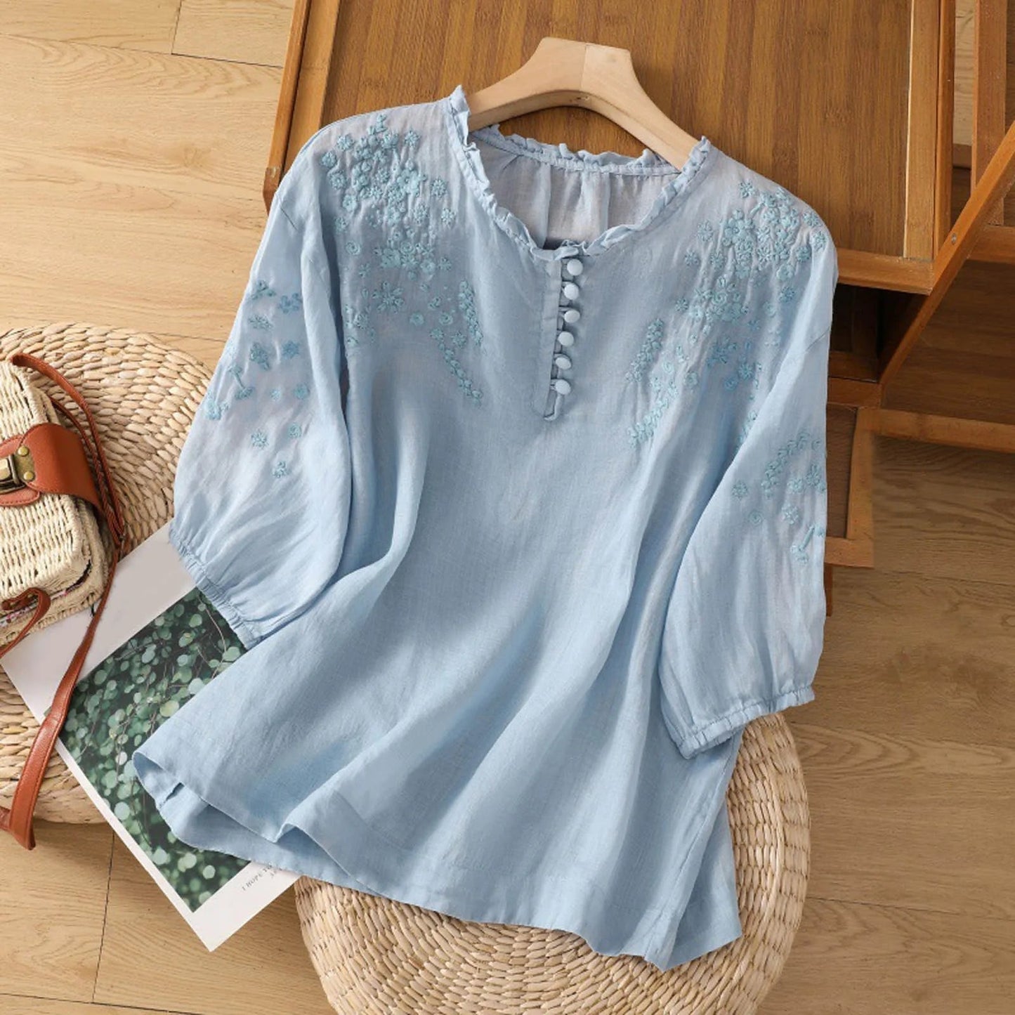 Broderet damebluse med 3/4-ærmer