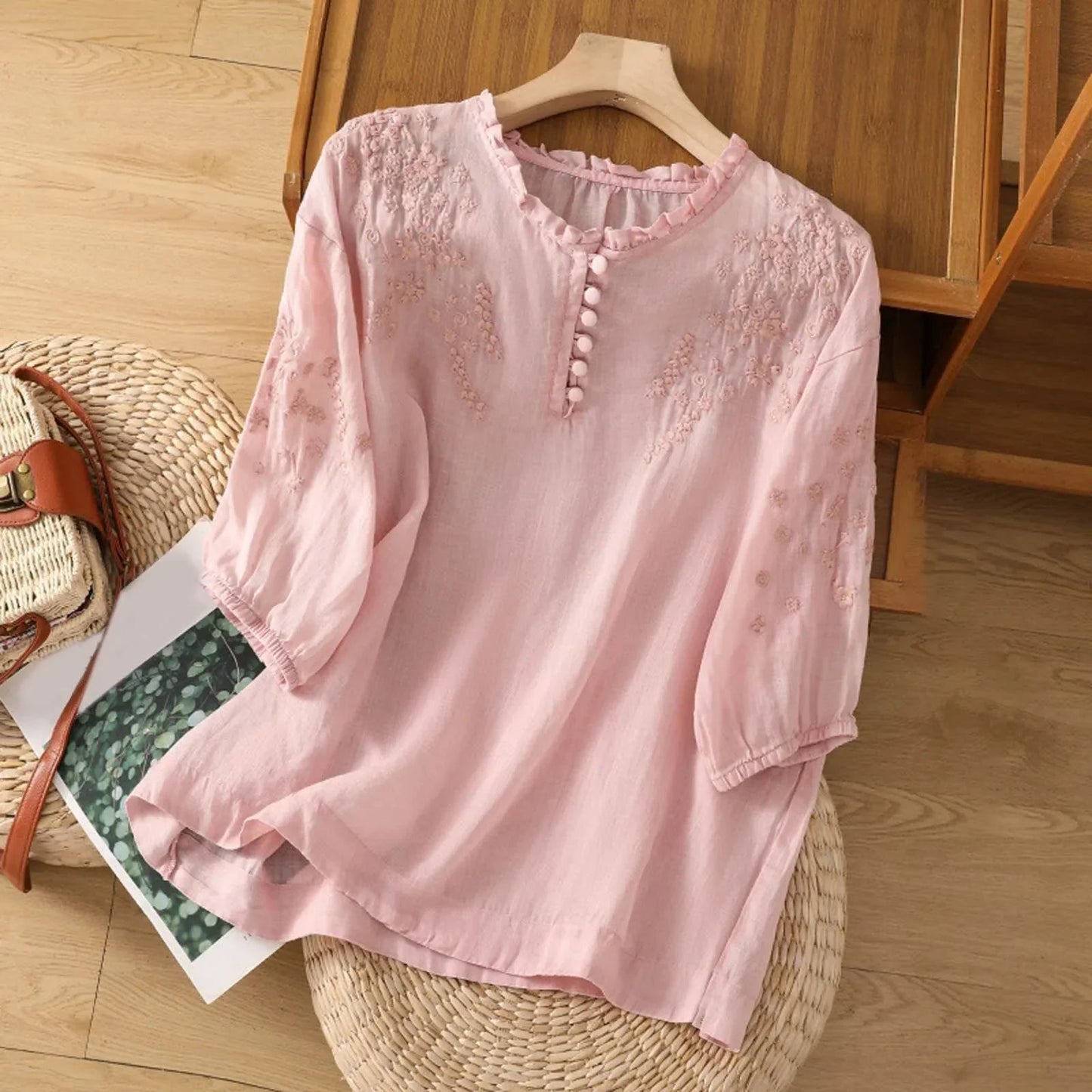 Broderet damebluse med 3/4-ærmer