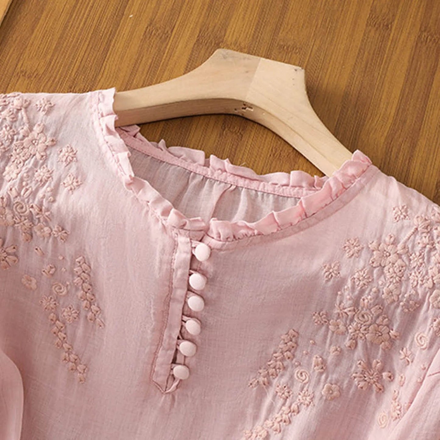 Broderet damebluse med 3/4-ærmer