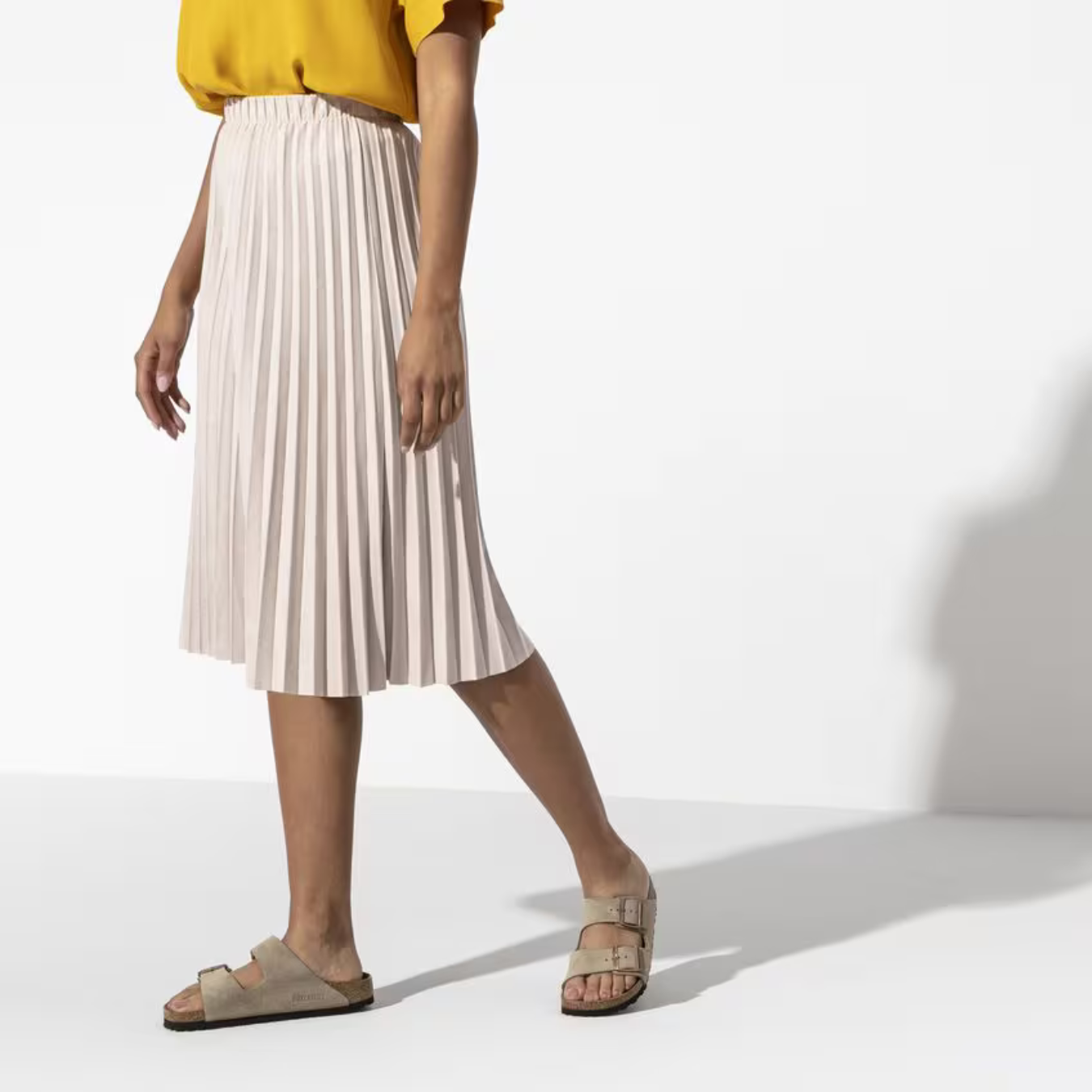 Casual sandaler i taupe ruskind med blød anatomisk fodseng