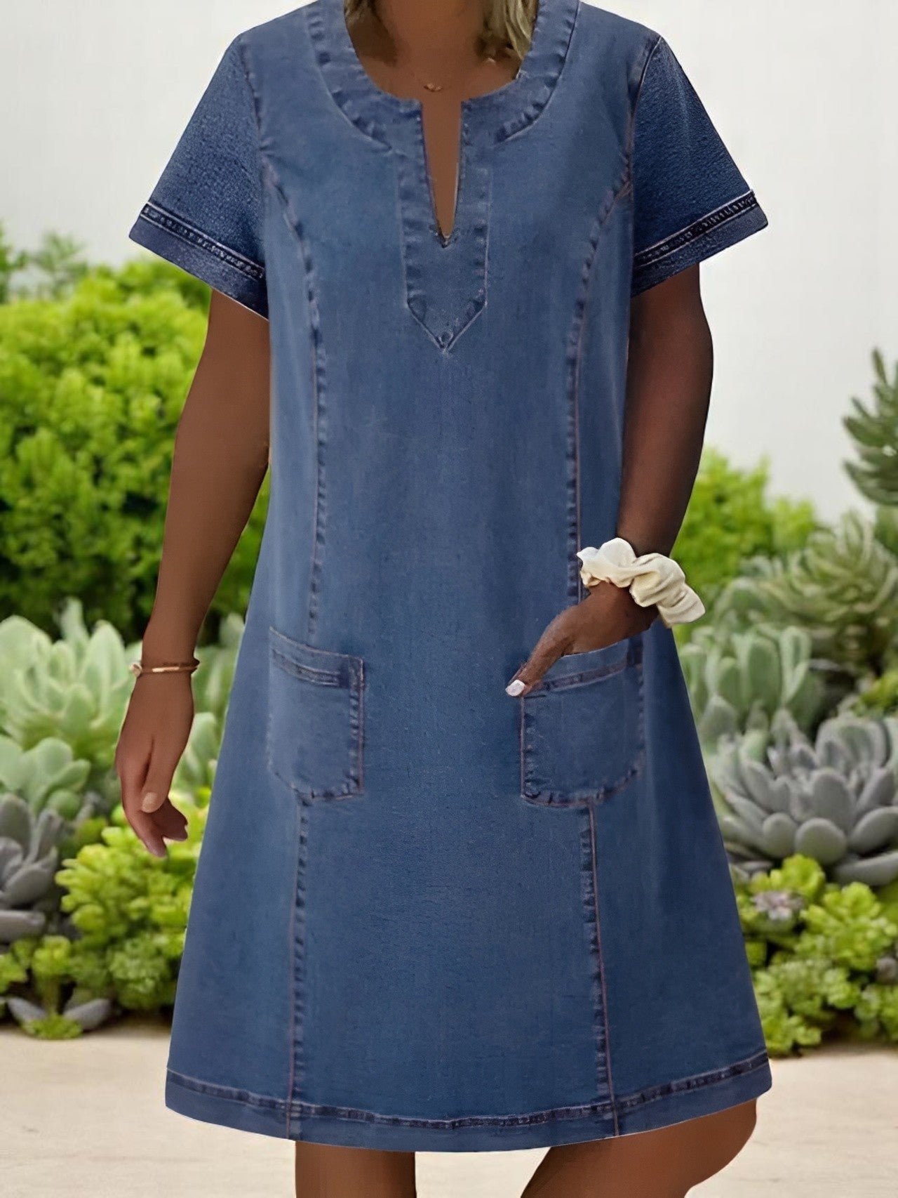 Chik og blød denim-midikjole til en ubesværet stil