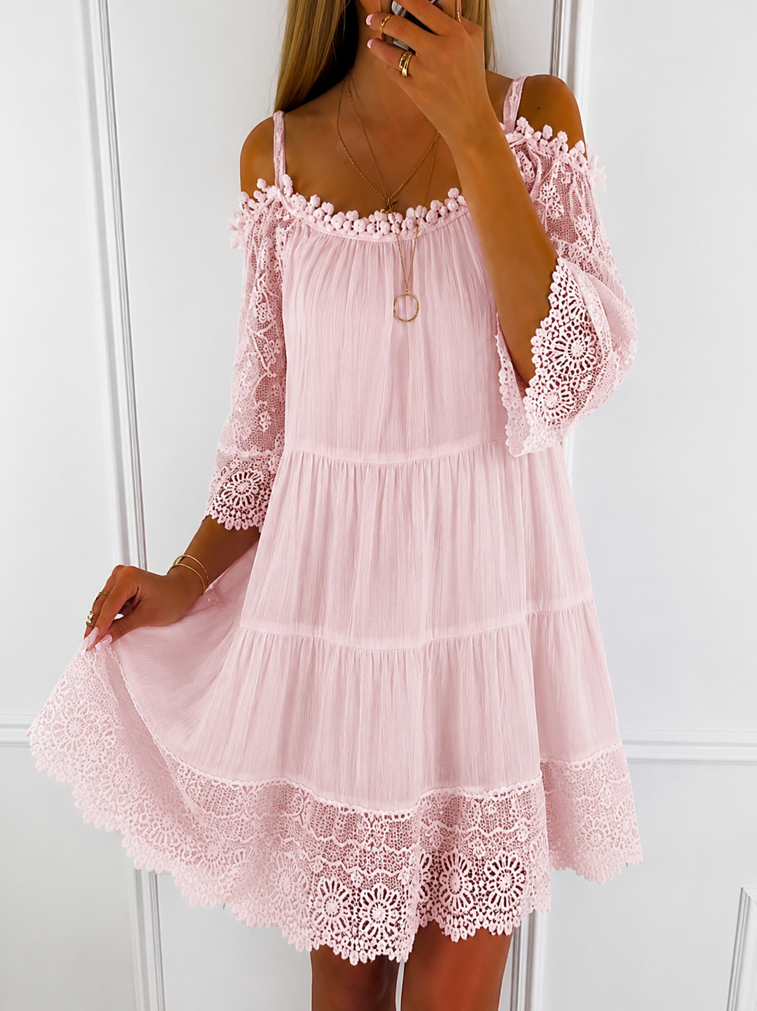 Cold shoulder-minikjole til damer