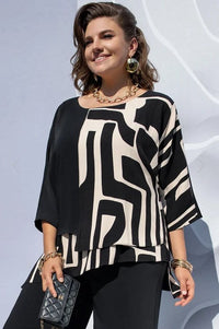 Damebluse med grafisk print i lag