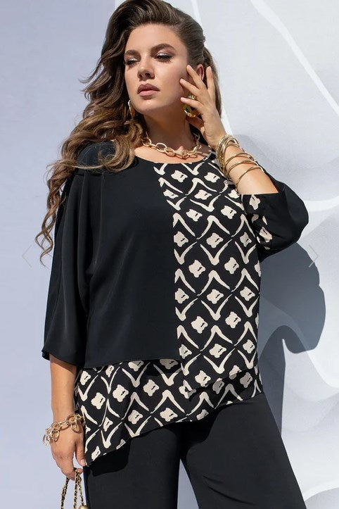 Damebluse med grafisk print i lag