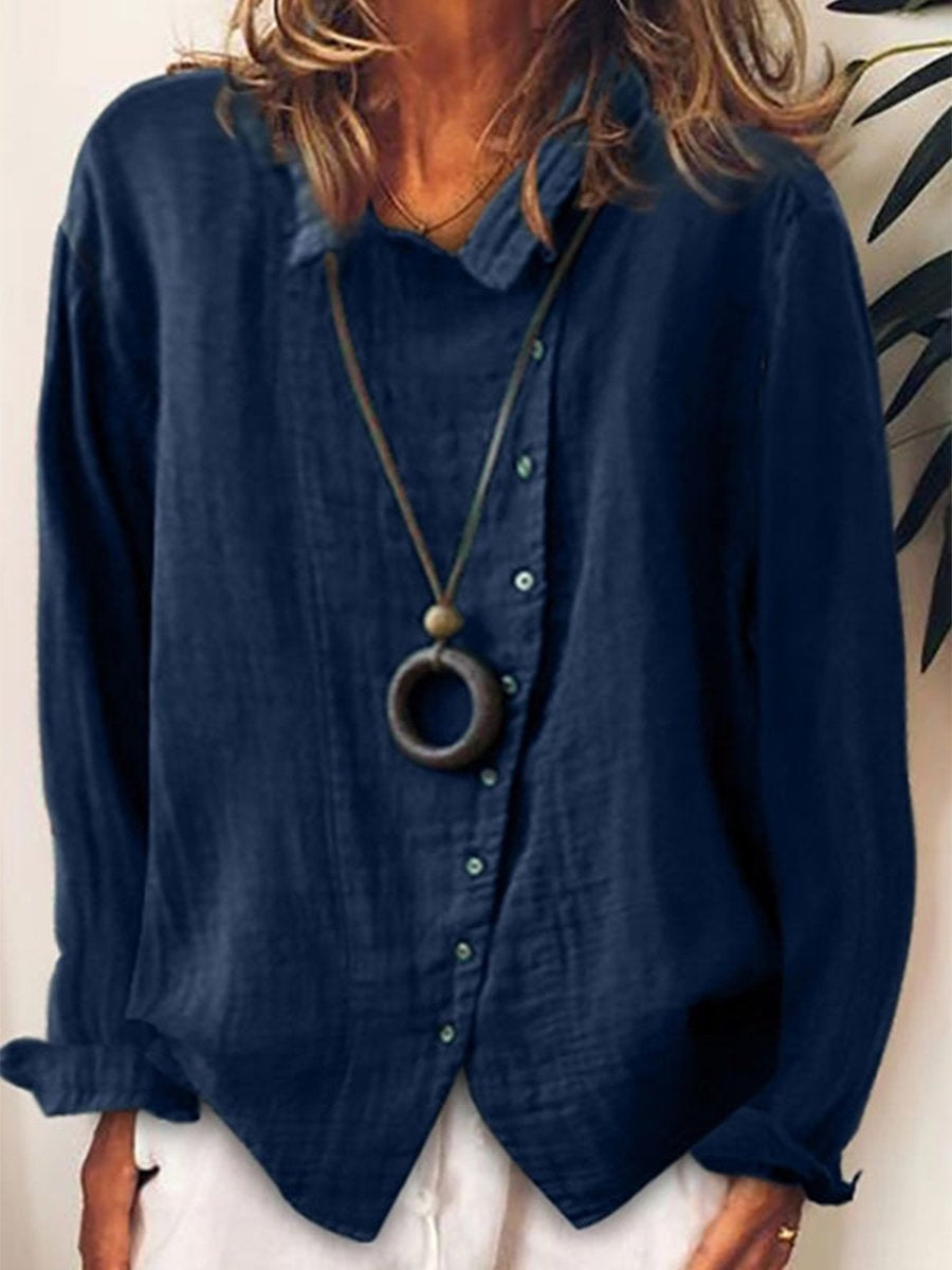 Damebluse med knapper og faldende krave