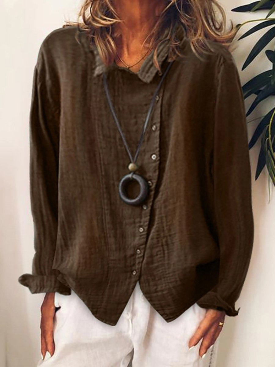 Damebluse med knapper og faldende krave