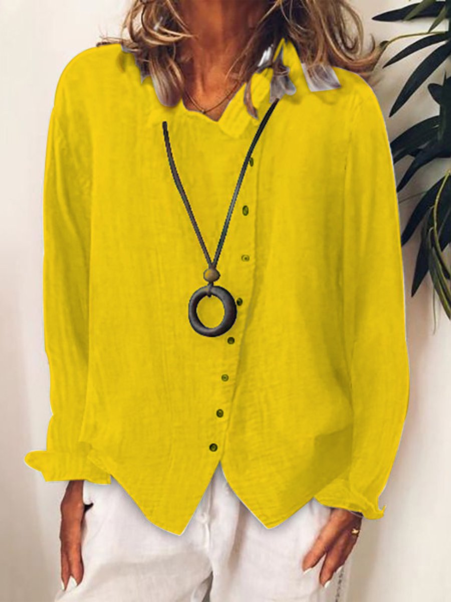 Damebluse med knapper og faldende krave