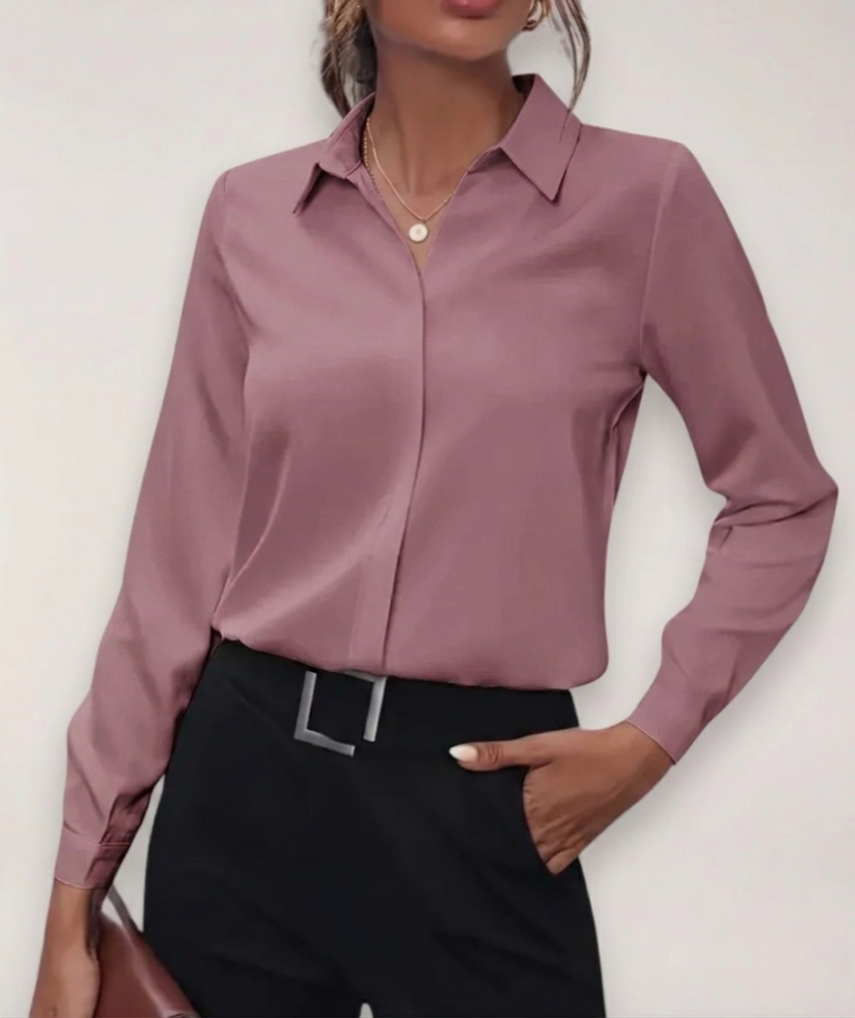 Damebluse med lange ærmer og knapper