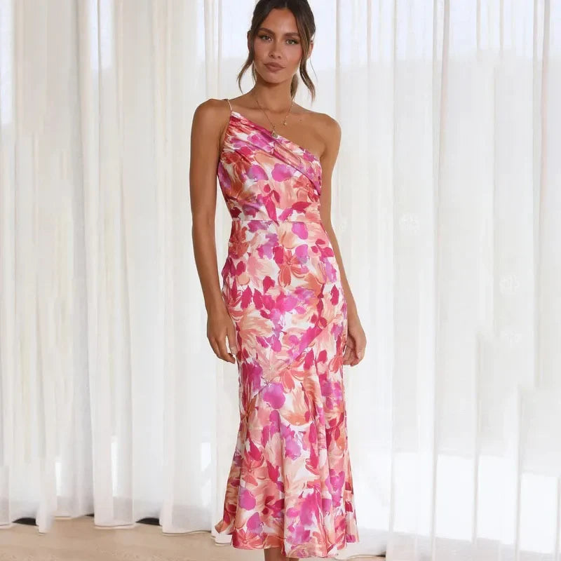 Elegant asymmetrisk blomstret midikjole til enhver lejlighed