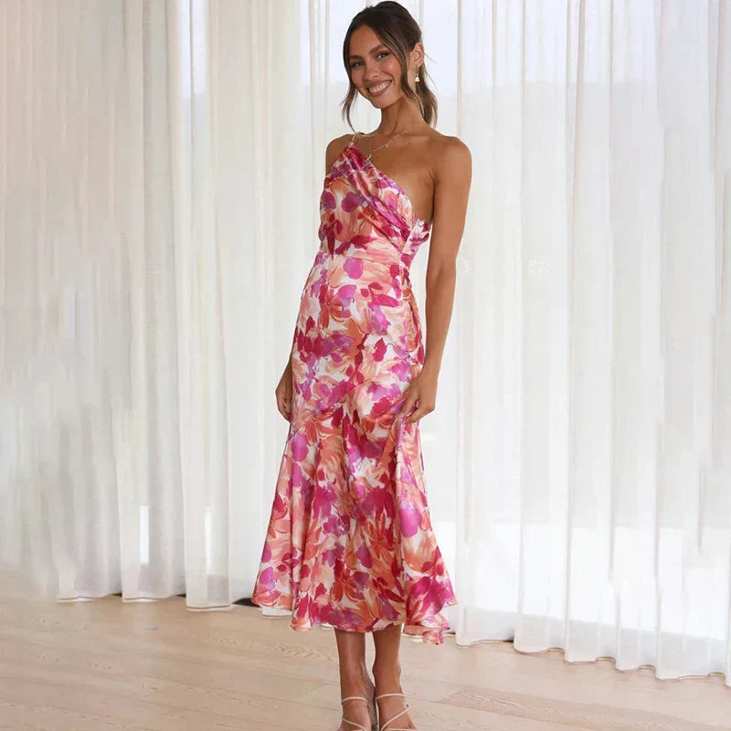 Elegant asymmetrisk blomstret midikjole til enhver lejlighed
