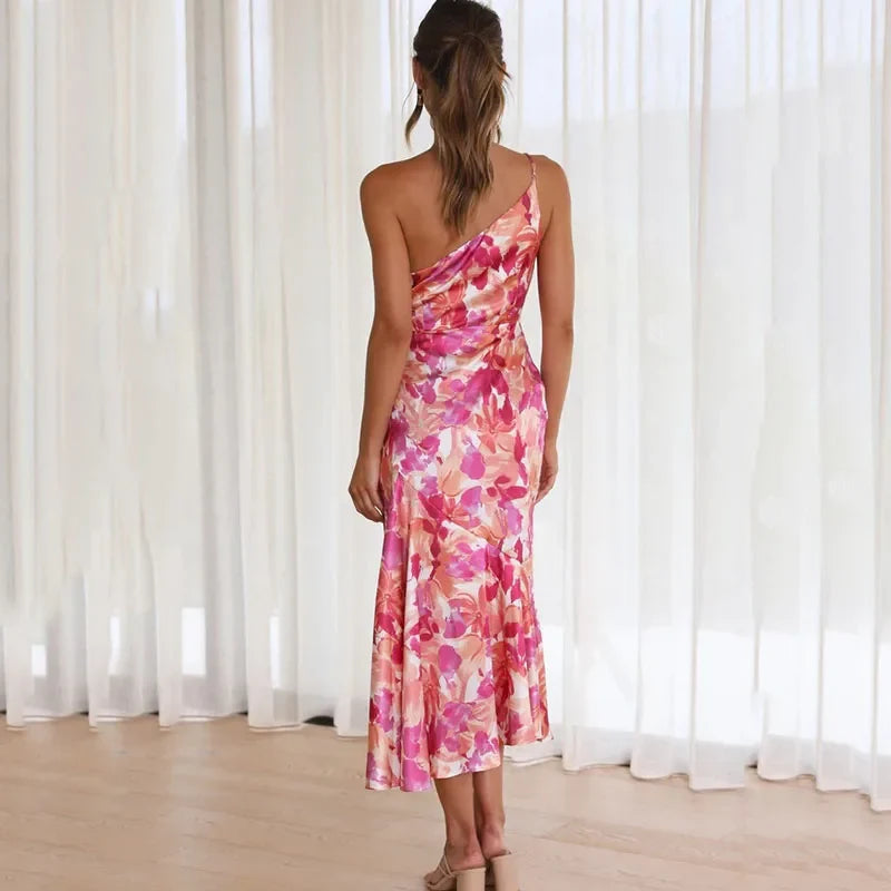 Elegant asymmetrisk blomstret midikjole til enhver lejlighed