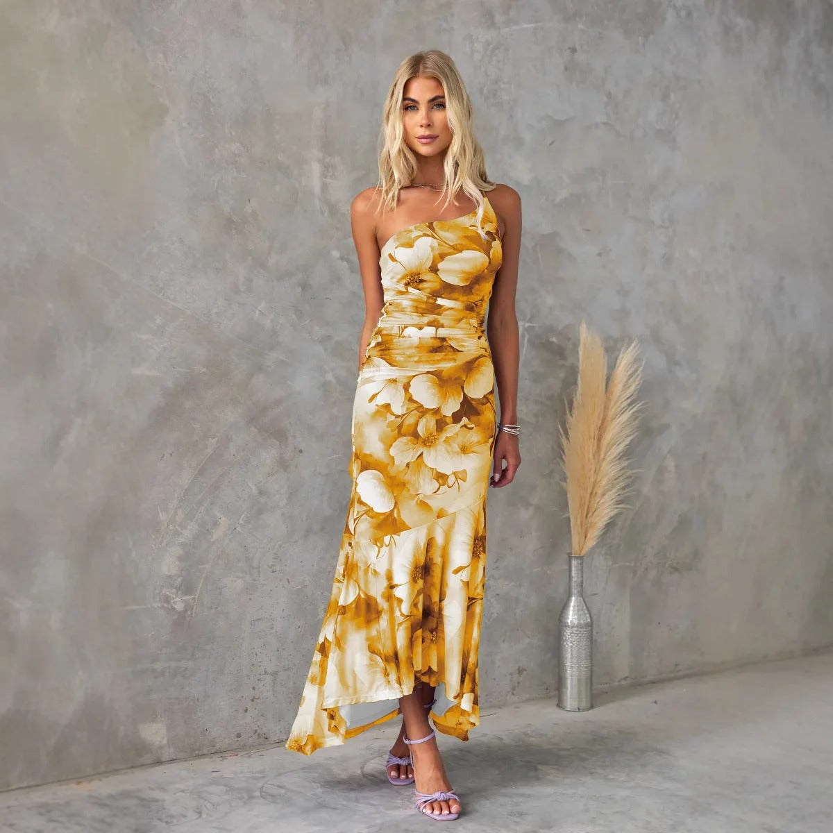 Elegant blomstret midikjole til varmt vejr