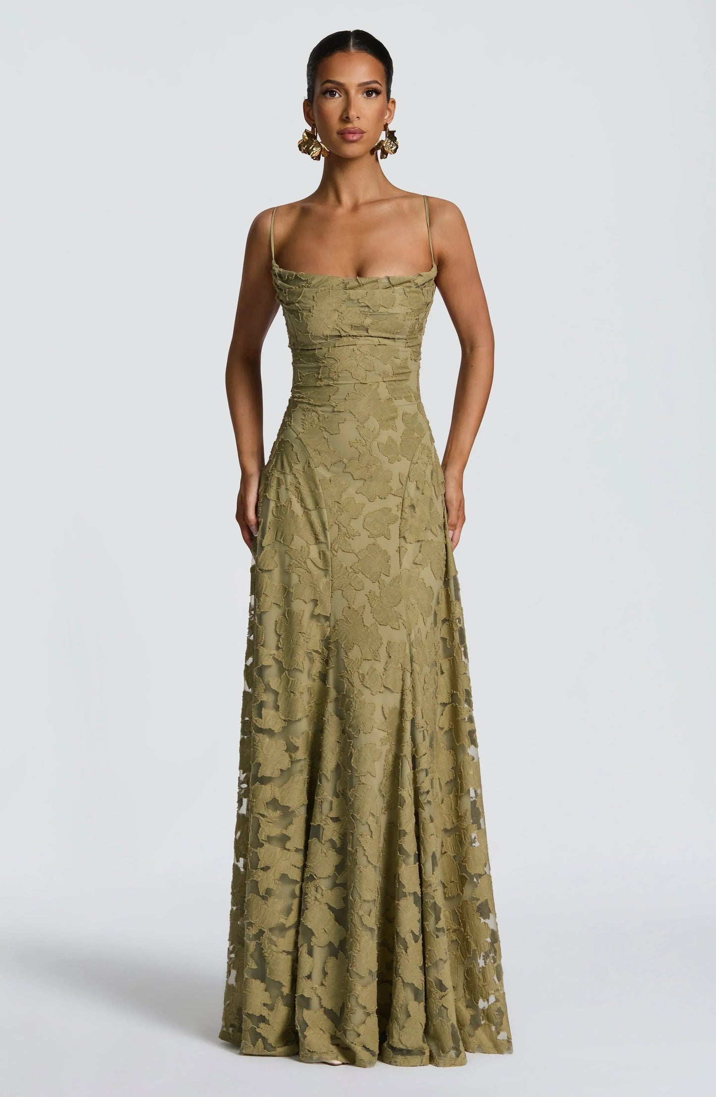 Elegant rygløs maxikjole i blonder