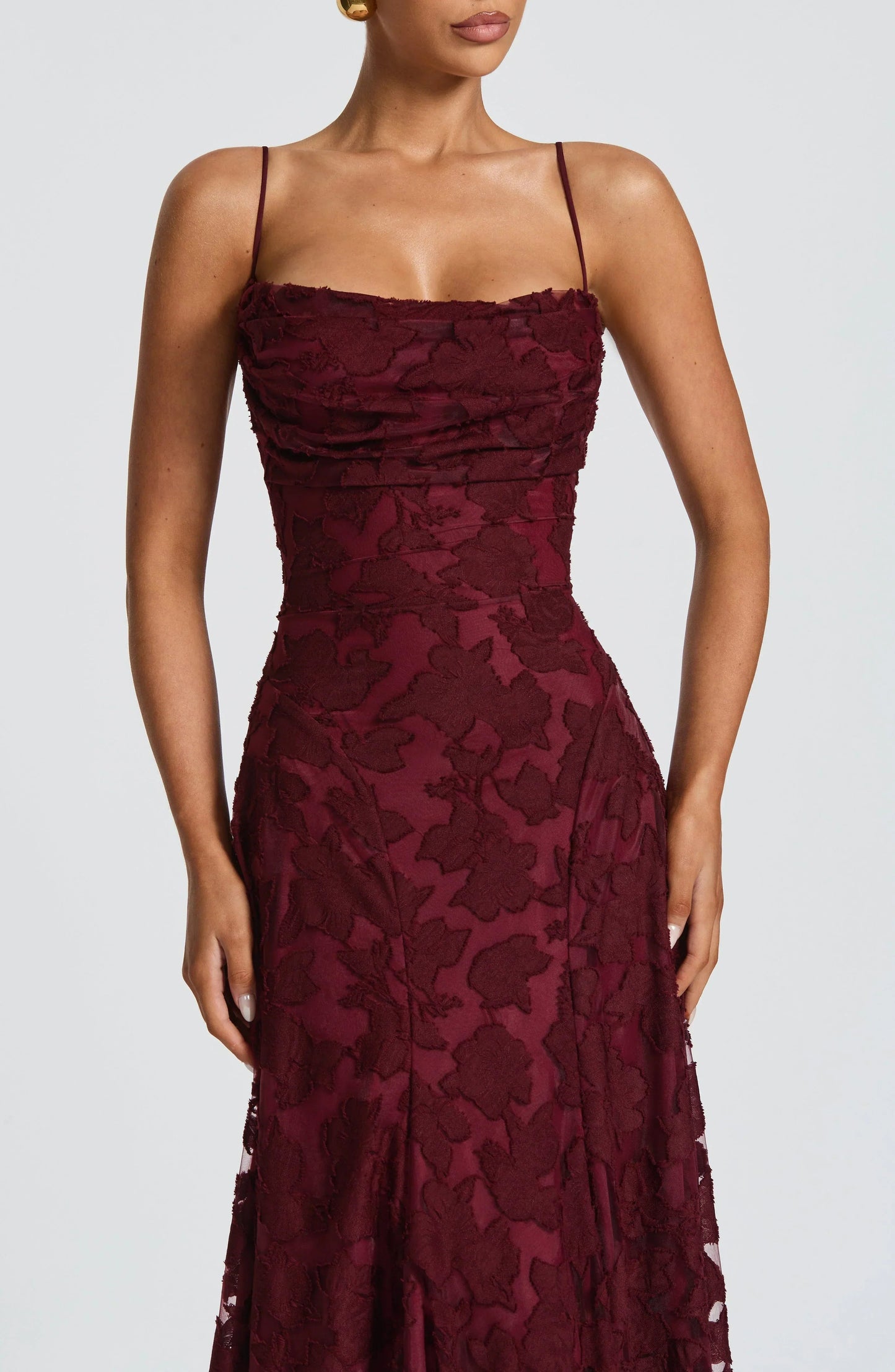 Elegant rygløs maxikjole i blonder