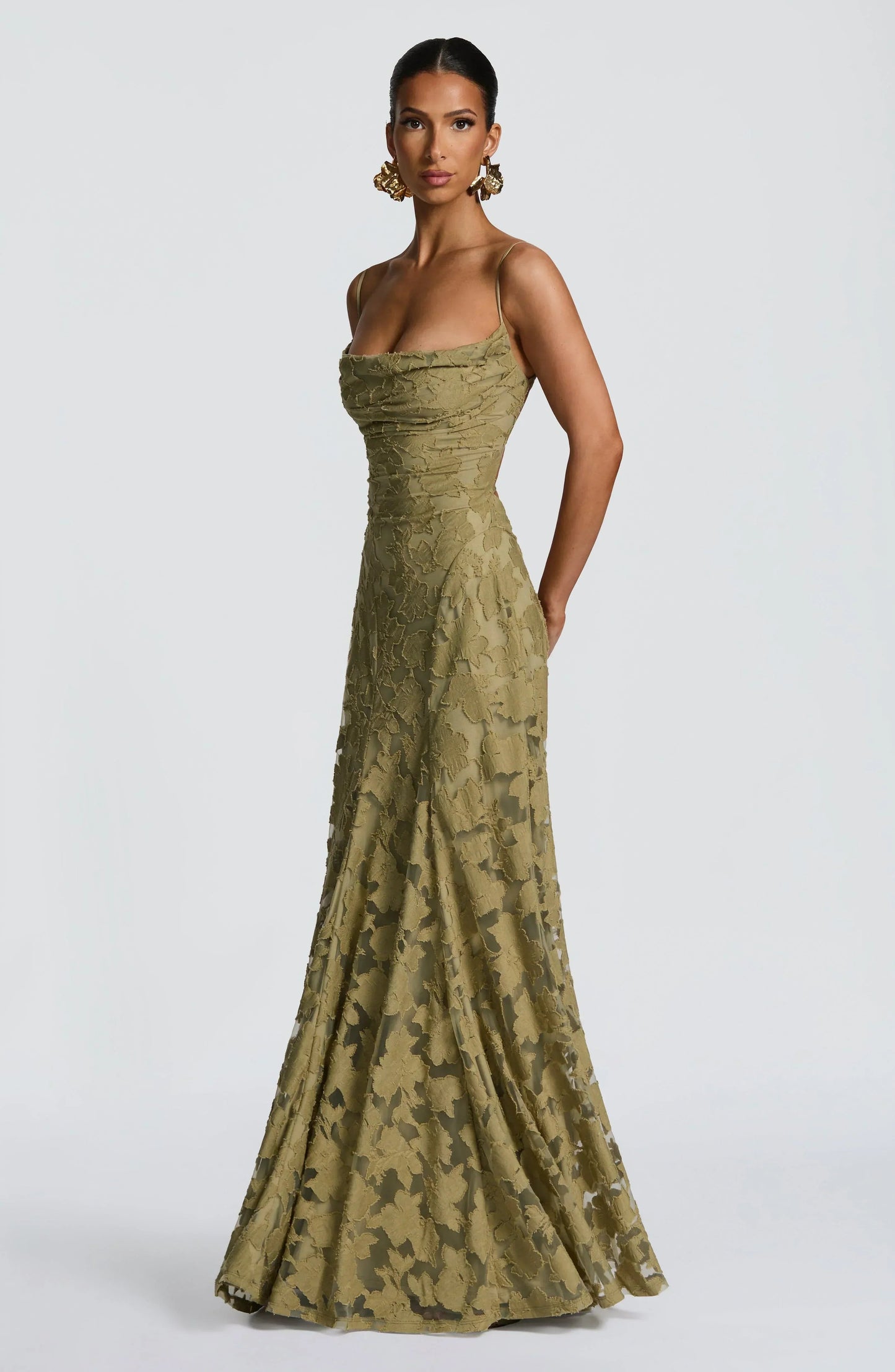 Elegant rygløs maxikjole i blonder