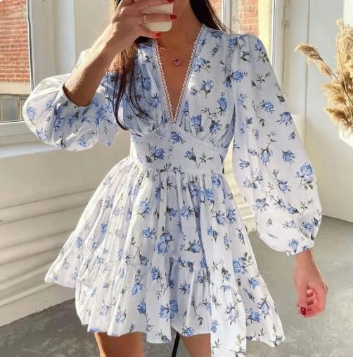 Elegant sommerkjole med flæser og V-udskæring