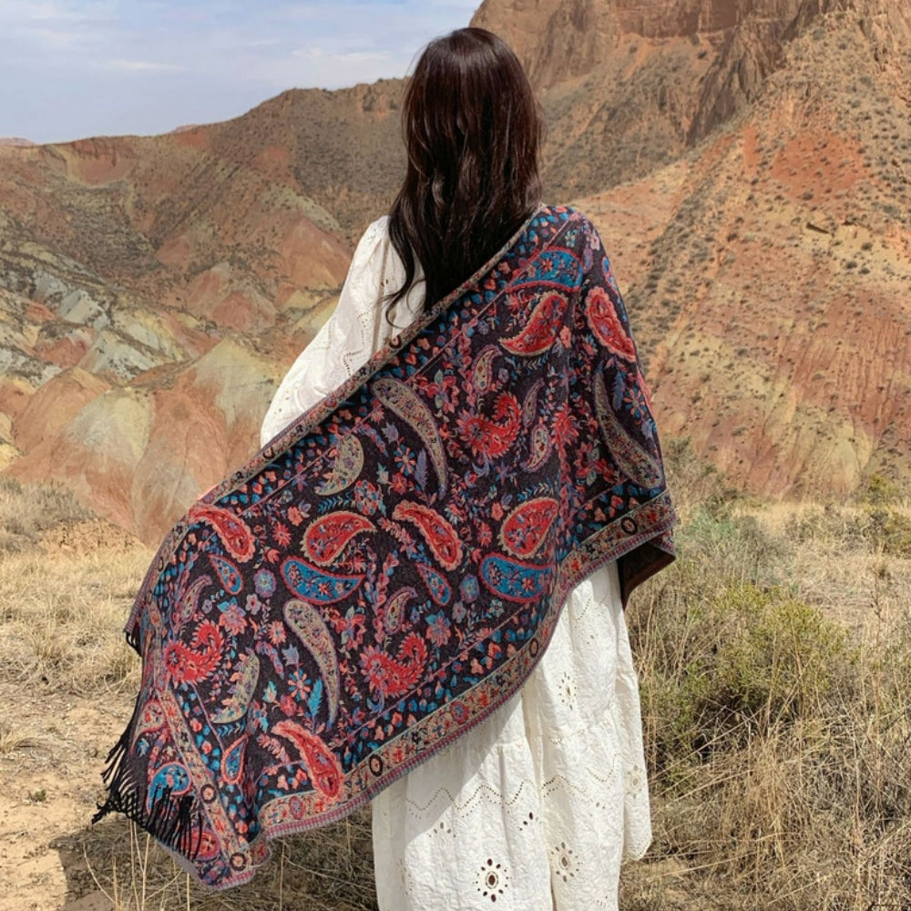 Elegant vinterponchosjal med paisleymønster