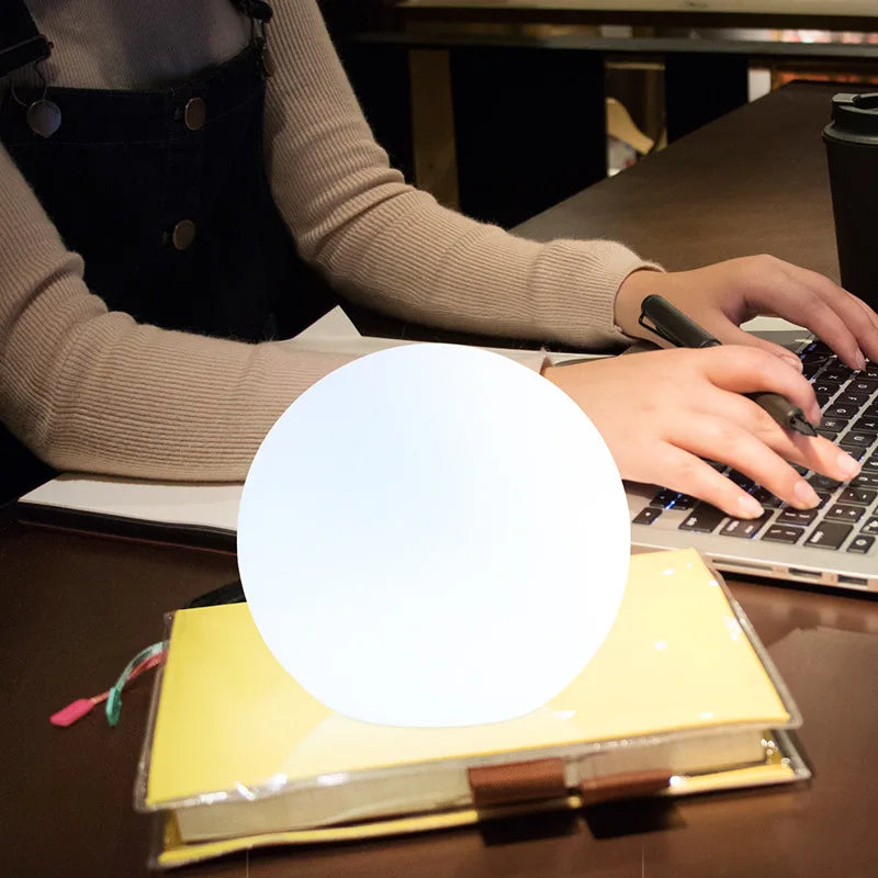 Farverig trådløs LED-bordlampe med fjernbetjening
