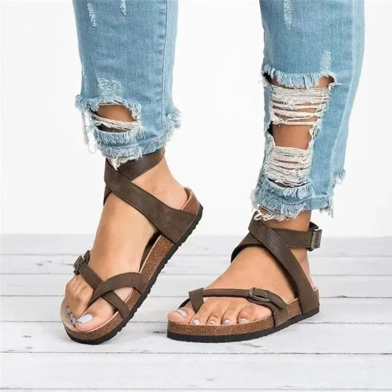 Flade sandaler med tårem og justerbart spænde
