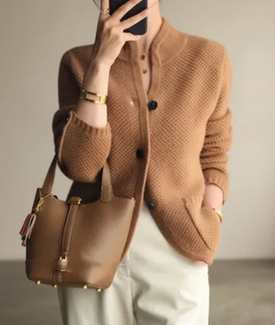 Kabelstrikket cardigan med knapper til damer