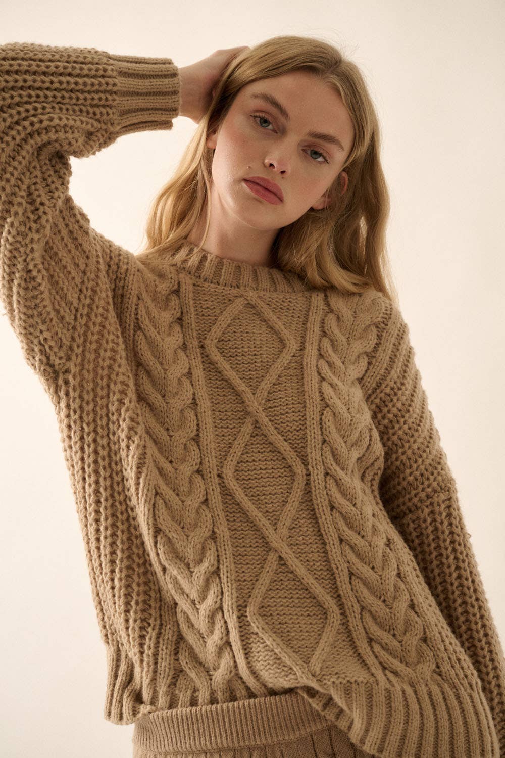 Kabelstrikket langærmet sweater til damer