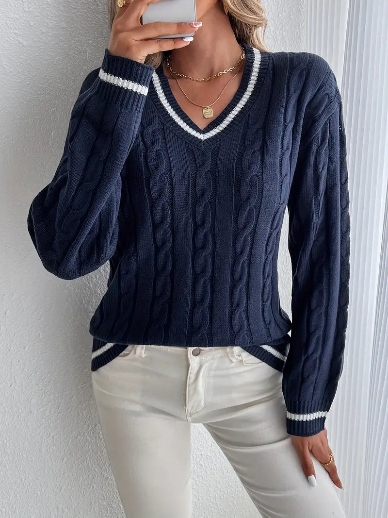 Kabelstrikket sweater med V-hals til damer