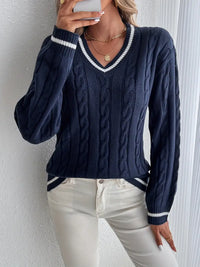 Kabelstrikket sweater med V-hals til damer