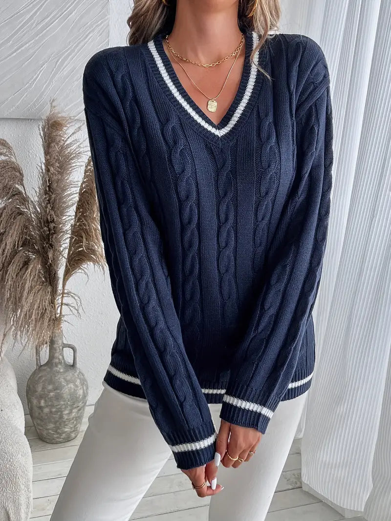 Kabelstrikket sweater med V-hals til damer