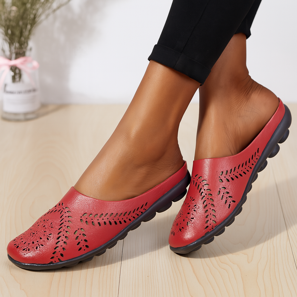 Komfortable udskårne slip-on-sandaler