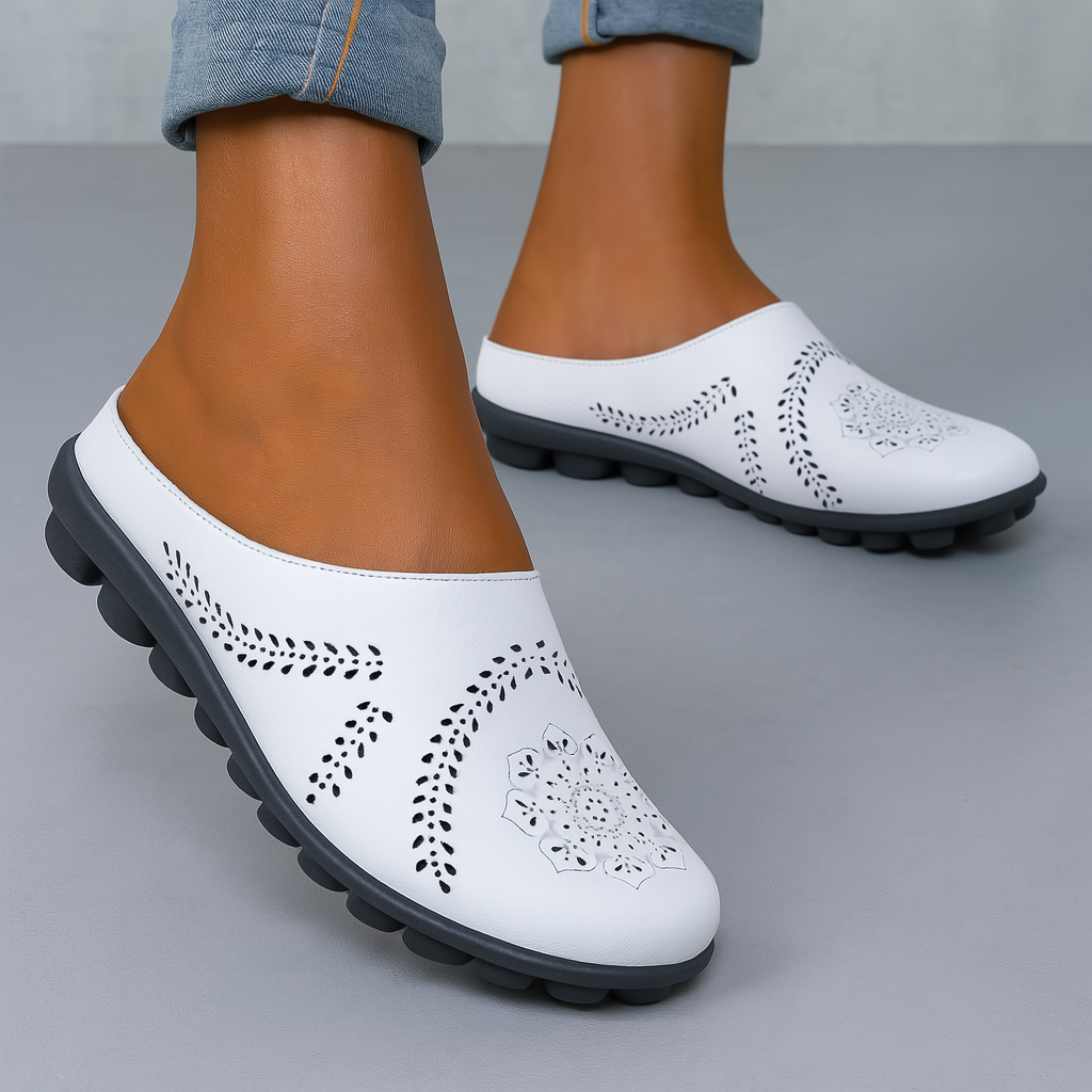Komfortable udskårne slip-on-sandaler