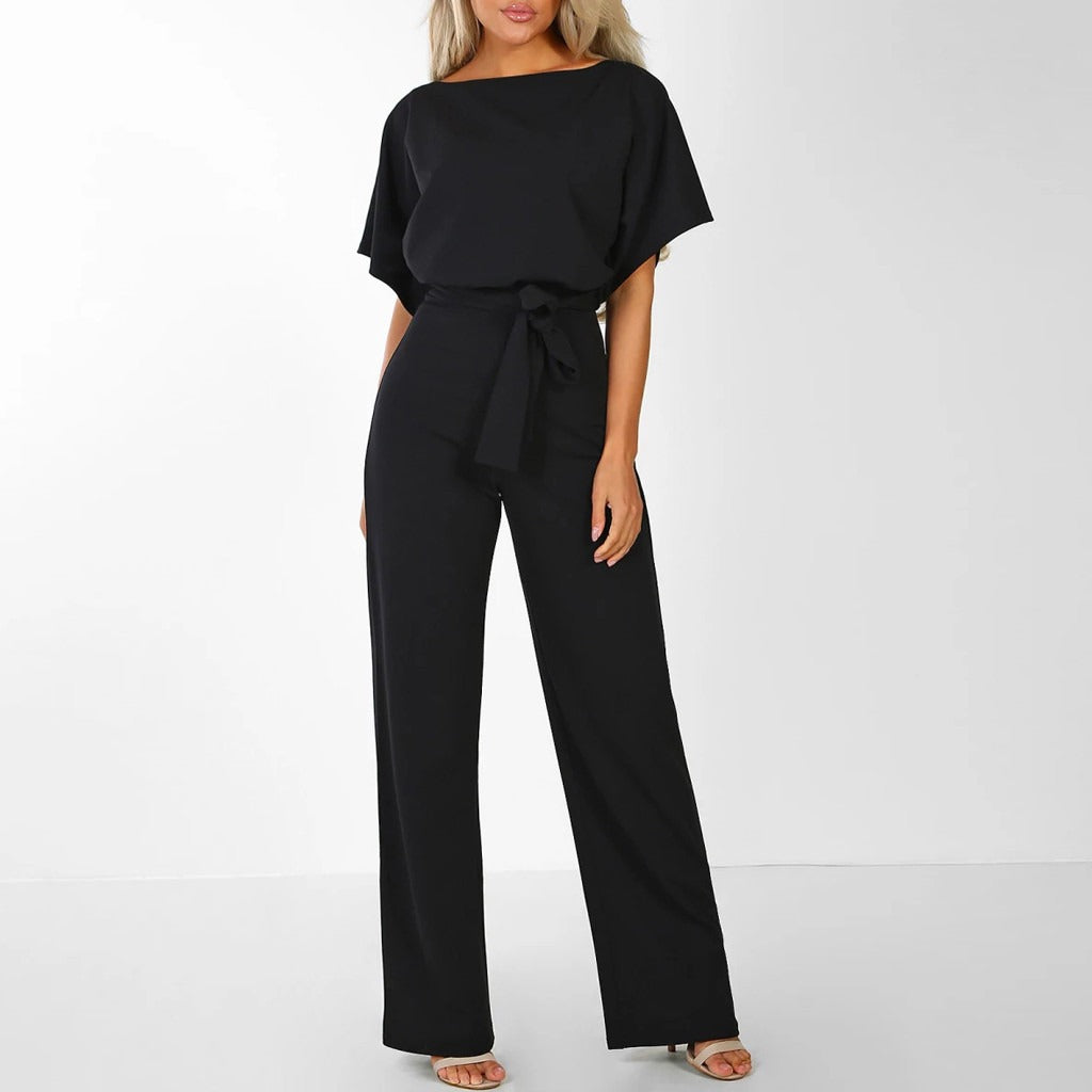 Kortærmet jumpsuit med brede ben og bælte til kvinder