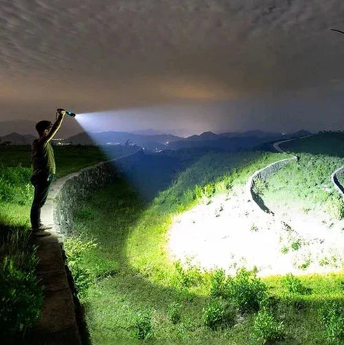 Kraftig genopladelig LED-lommelygte – 10.000 lumen til camping og nødsituationer