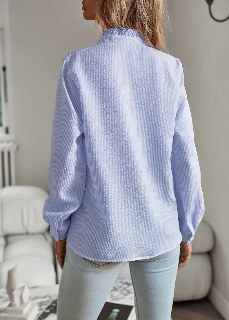 Langærmet damebluse med volanger