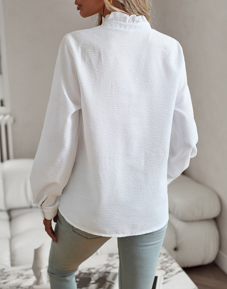 Langærmet damebluse med volanger