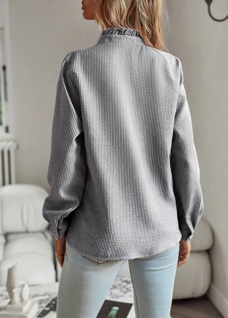 Langærmet damebluse med volanger