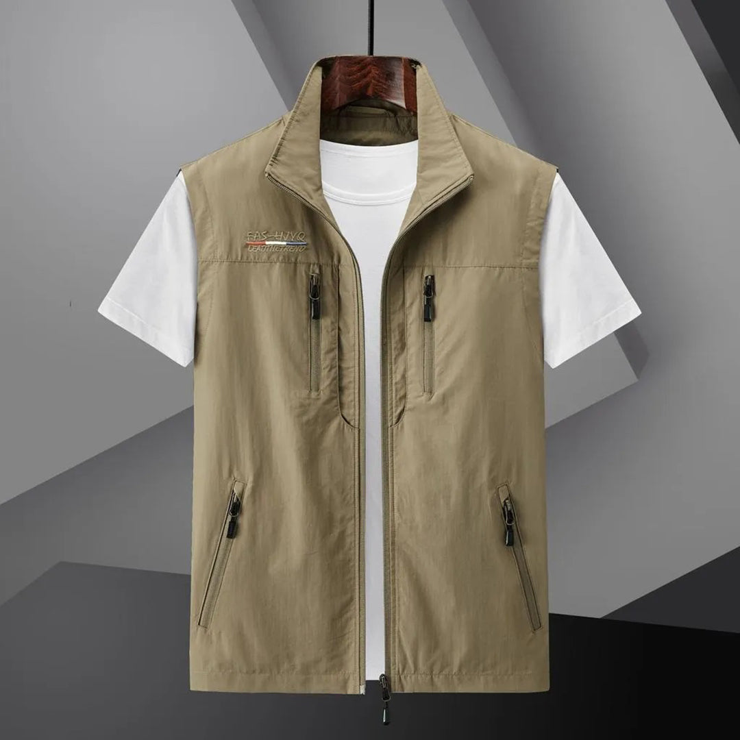 Letvægts outdoorvest med mange lommer til mænd