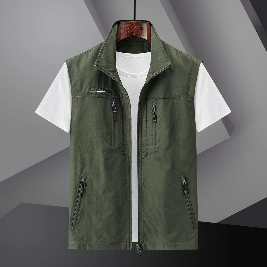 Letvægts outdoorvest med mange lommer til mænd
